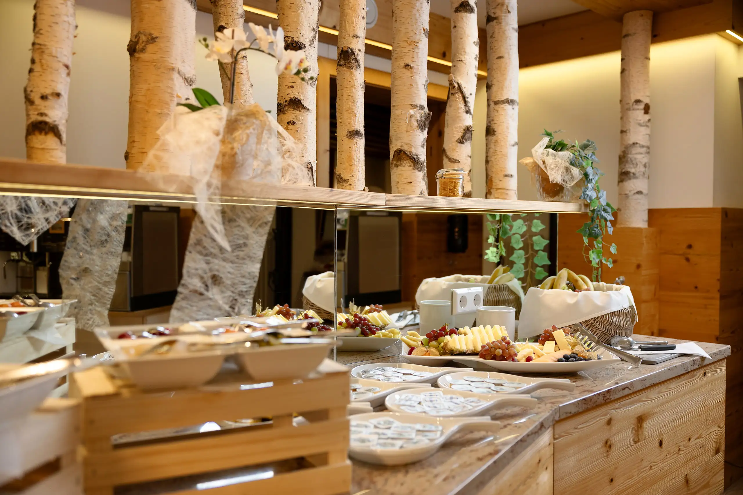 Buffet im Schlosshotel Seewirt mit Brot, Käse und Aufschnitt