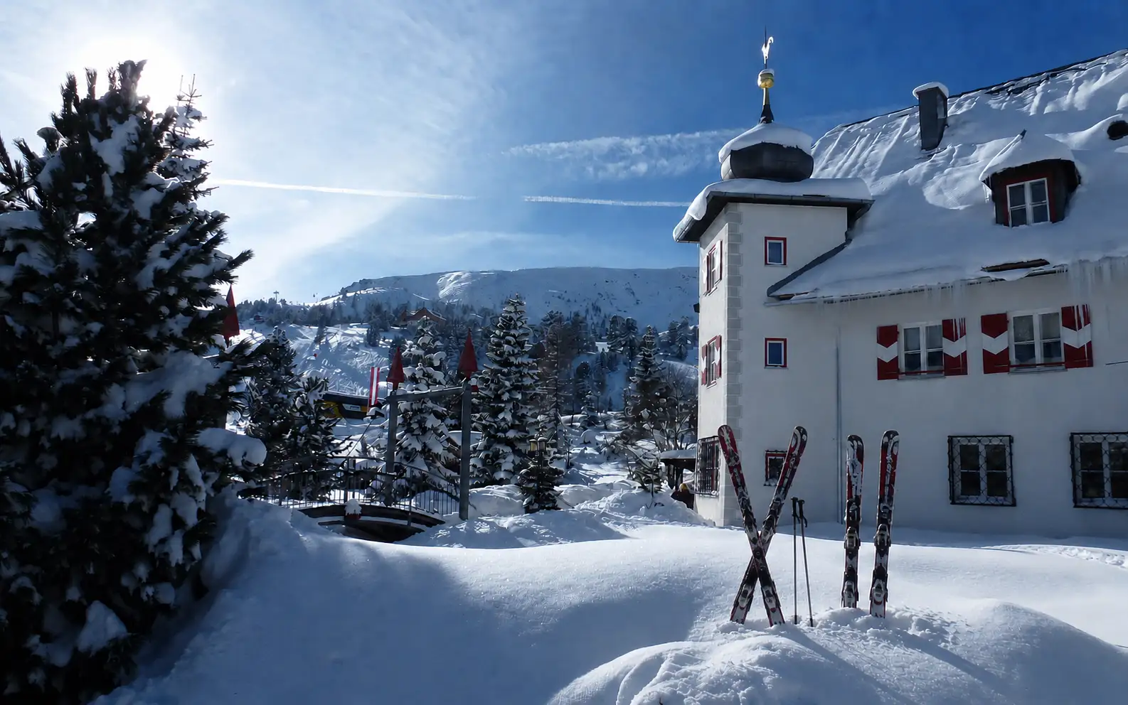 Skier stehen im Schnee vor dem Schlosshotel Seewirt