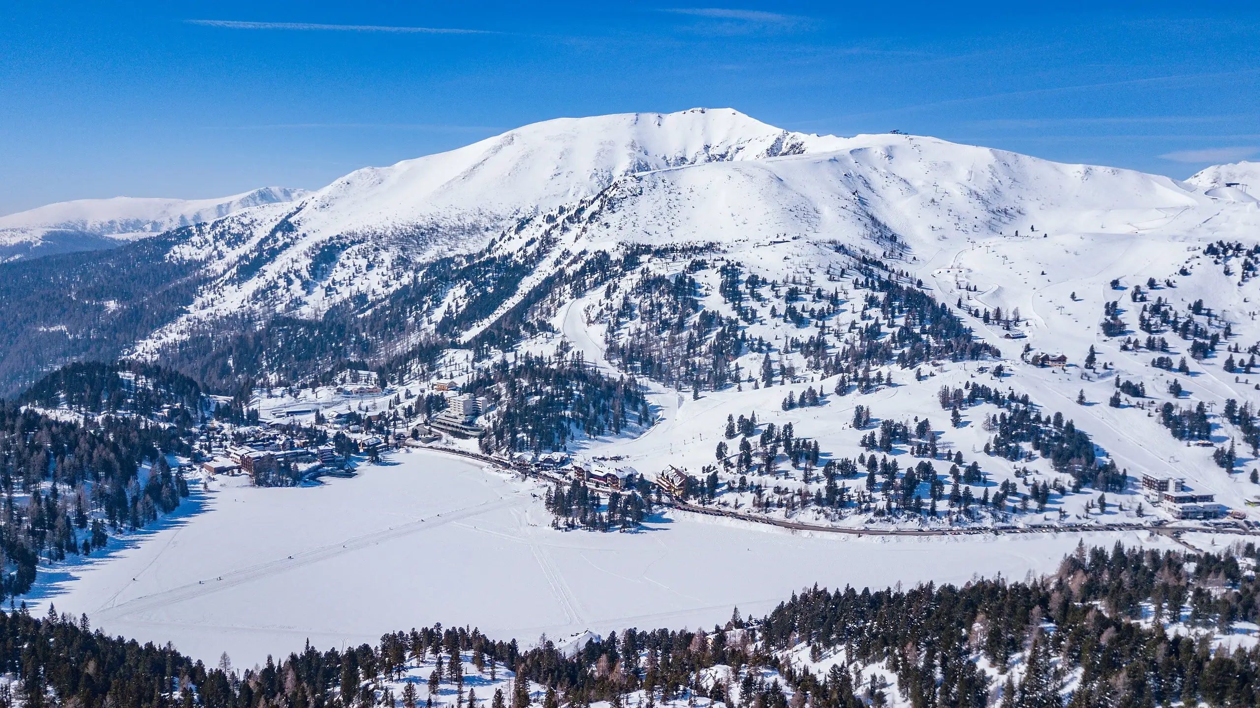 Das Skigebiet Turracher Höhe in den Nockbergen mit Zirbenwäldern
