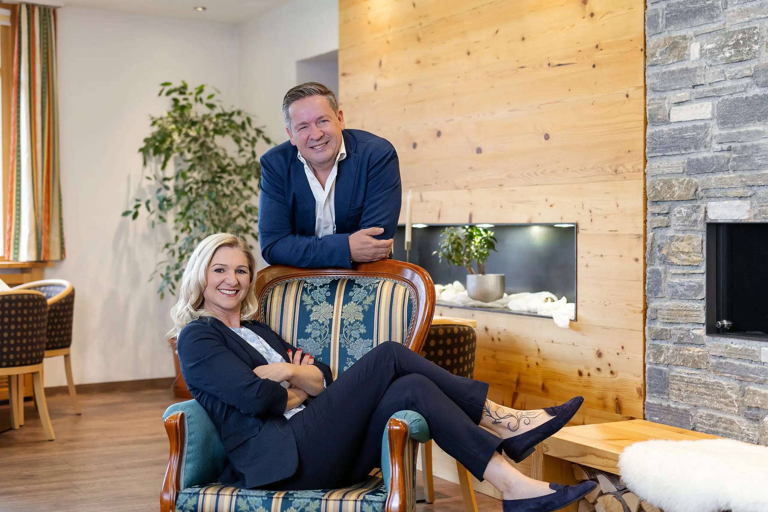Ihre Gastgeber Melanie und Stephan Weinberger in der Lounge des Seewirt