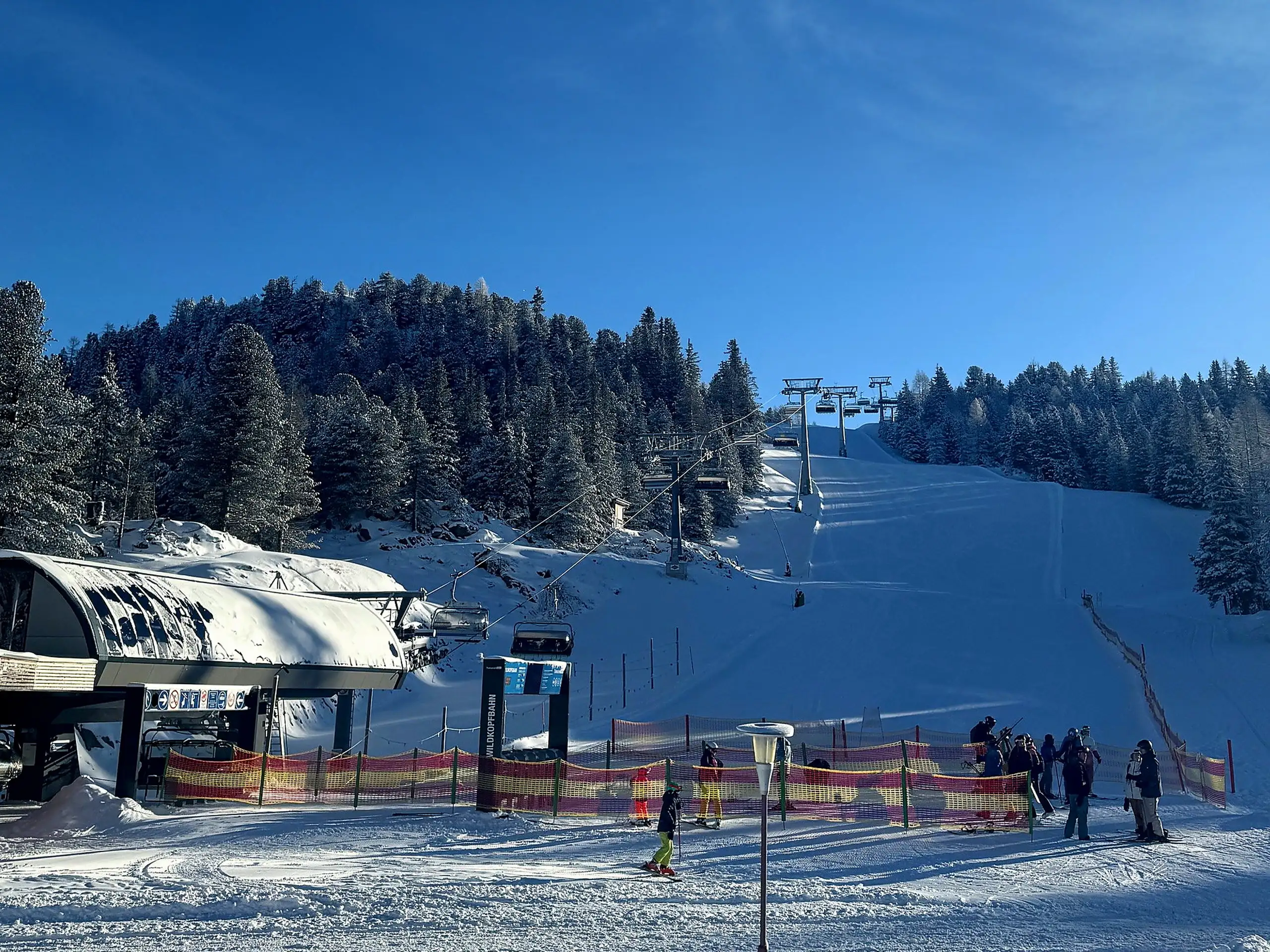 Piste und Sessellift zwischen Zirben auf der Turracher Höhe