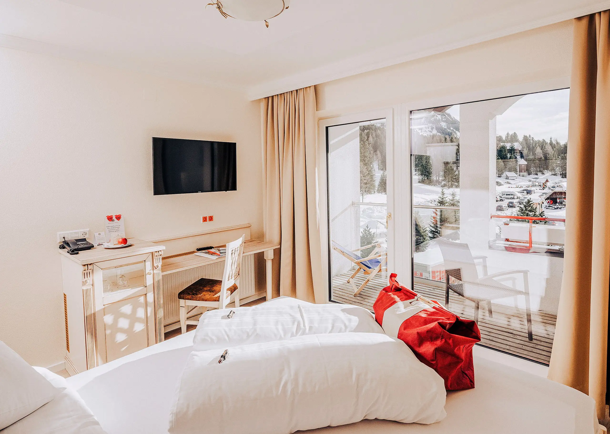 Zimmer im Schlosshotel Seewirt mit Blick in die Winterlandschaft